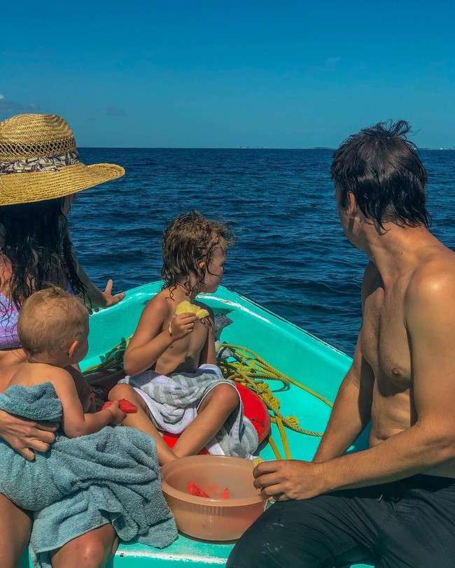 Ide untuk pensiun muda berawal dari perasaan stres dan lelah selama 10 tahun terakhir. Mereka pun ingin lebih banyak waktu untuk bersenang-senang dan mengutamakan diri sendiri serta anak-anak. Foto: Instagram @kiwi_and_free