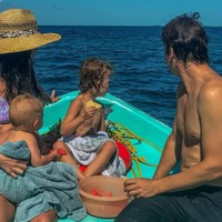 Ide untuk pensiun muda berawal dari perasaan stres dan lelah selama 10 tahun terakhir. Mereka pun ingin lebih banyak waktu untuk bersenang-senang dan mengutamakan diri sendiri serta anak-anak. Foto: Instagram @kiwi_and_free