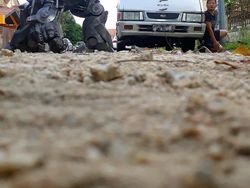 Aksi Superhero Mainan Saat Bersantai di Rumah