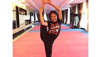 Memiliki badan yang lentur menjadi salah satu keuntungan Sari menguasai bela diri Karate. Foto: Instagram/srunitasari
