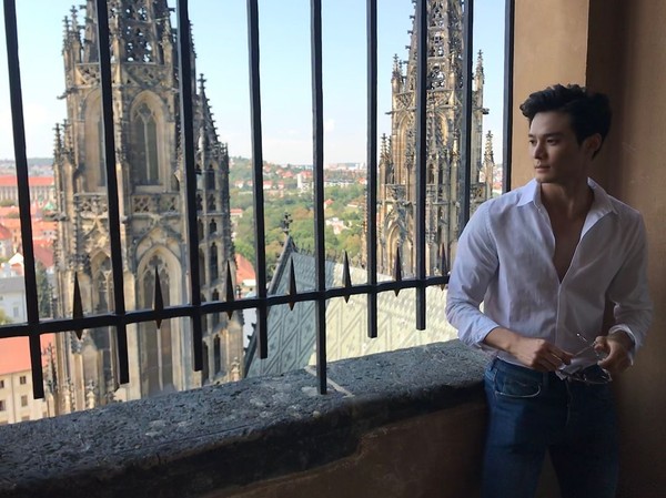 Baru-baru ini, pria tampan itu pergi ke Praha, Republik Ceko (2sh_____/Instagram)