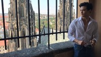 Baru-baru ini, pria tampan itu pergi ke Praha, Republik Ceko (2sh_____/Instagram)