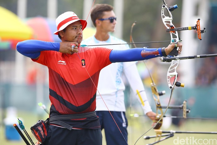 Pemanah Putra asal Indonesia Riau Ega Agatha Salsabila berhadapan dengan  pemanah putra asal Kazakhstan Ilfat Abdullin di babak final individual Recurve Putra dalam ajang Asian Ganes 2018, Jakarta, Selasa (28/8/2018).   Ega berhasil mengalahkan Ilfat ABdullin dengan skor 6-2 dan berhak atas medali perunggu. Grandyos Zafna/detikcom