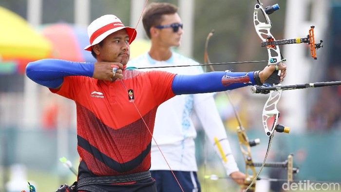 Pemanah Putra asal Indonesia Riau Ega Agatha Salsabila berhadapan dengan  pemanah putra asal Kazakhstan Ilfat Abdullin di babak final individual Recurve Putra dalam ajang Asian Ganes 2018, Jakarta, Selasa (28/8/2018).   Ega berhasil mengalahkan Ilfat ABdullin dengan skor 6-2 dan berhak atas medali perunggu. Grandyos Zafna/detikcom