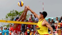 Di set kedua, China mulai menyulitkan. Li/Gao bahkan sempat memimpin 17-15, sebelum menang 21-19 dan menyamakan skor menjadi 1-1.
