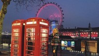 Tahu dong Karlie Kloss sedang dimana? Telepon umum berwarna merah yang ikonik ini menunjukan dia sedang berada di London, Inggris. (karliekloss/Instagram)