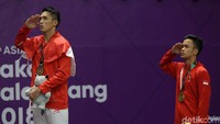 Jonatan Christie dan Anthony Ginting memberikan penghormatan saat lagu Indonesia Raya dikumandangkan.