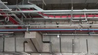 Saat ini di stasiun MRT Lebak Bulus masih terlihat material konstruksi yang belum dirapikan.