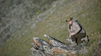 Dalam sejumlah foto lainnya, Putin terlihat sedang berdiri di atas gunung, memancing, hingga berjemur di bawah sinar sambil telanjang dada. Foto-foto yang dirilis ini tampaknya dimaksudkan untuk menunjukkan kebugaran fisik dan kekuatan Putin dalam menghadapi urusan negara. Foto: Sputnik/Alexei Nikolsky/Kremlin via REUTERS