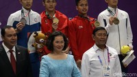 Para peraih medali foto bersama.