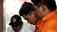 Kedua pelaku hanya bisa tertunduk lesu usai diamankan pihak kepolisian.