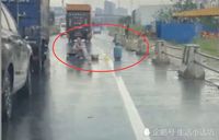 Duh, Pria Ini Masak Mie Instan di Tengah Jalan