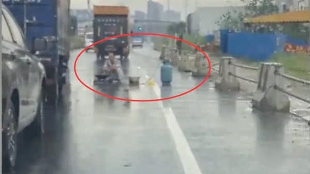 Pria masak mie di tengah jalan