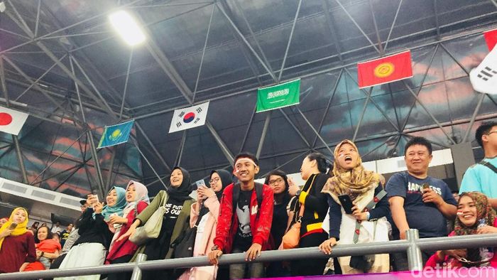 Penonton histeris menyambut timnas voli Korea Selatan di Tennis Indoor GBK, Selasa (28/8). (Femi Diah/detikSport) Penonton histeris menyambut timnas voli Korea Selatan di Tennis Indoor GBK, Selasa (28/8). (Femi Diah/detikSport)