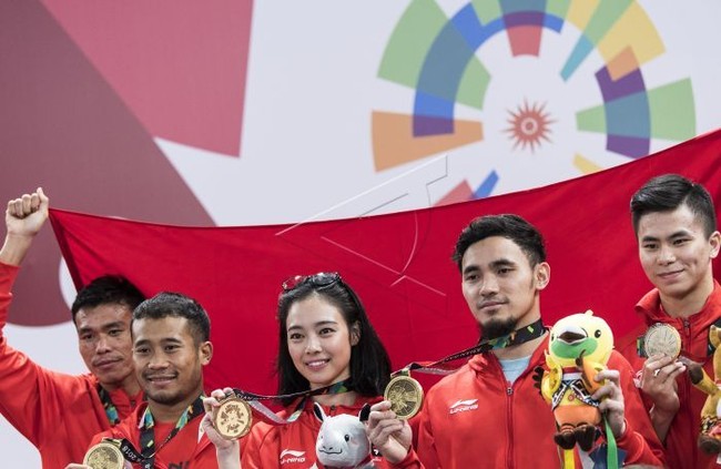 Lindswell Kwok atlet wushu yang berhasil meraih emas di Asian Games 2018 diketahui menjalin hubungan asmara dengan Achmad Hulaefi, yang juga atlet wushu. Keduanya pun sudah berpacaran sejak 2015 hingga kini. Foto: Antara