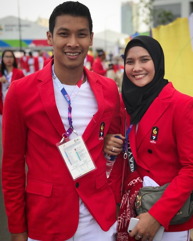 Dari cabang olahraga voli ada pasangan atlet Nandita Ayu Salsabilla dan Aji Maulana. Setelah resmi berpacaran selama tiga tahun, Nandita dan Aji memutuskan menikah pada Oktober 2017. Foto: Instagram