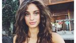 Gaya Liburannya Taylor Hill, Si Model Victoria Secret