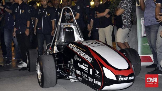 Mobil balap racikan mahasiswa ITS
