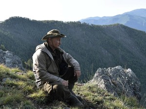 Sebelum Rapat, Putin Mendaki Gunung Siberia Bersama Para Pejabat