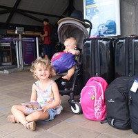 Itu membuat kami (terutama Mark) bertahun-tahun bekerja keras, bekerja sampingan di akhir pekan, bekerja terus untuk properti dan bisnis kami di malam hari untuk membuatnya terwujud. Rencana kami awalnya hanya untuk libur sebulan, menyewa tempat di pantai, suatu tempat yang hangat dan akhrinya relaks dan menghabiskan waktu berkualitas bersama, kata Katie dilansir Dailymail. Foto: Instagram @kiwi_and_free