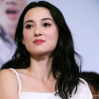 Julie EstelleJulie Estelle yang merupakan adik dari Cathy Sharon tentu juga punya darah Manado dan Prancis seperti sang kakak. Perpaduan tersebut membuat banyak orang susah berkedip ketika melihat kecantikan Julie. Foto: Ismail/detikFoto