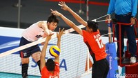 Tim bola voli Indonesia berhadapan dengan tim bola voli Korea Selatan di babak perempatfinal Asian Games 2018, Jakarta, Selasa (28/8/2018).