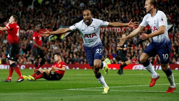 Lucas Moura merayakan gol ke gawang David De Gea di Old Trafford.