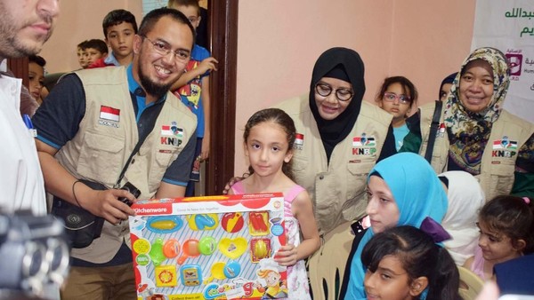 KNRP Beri Mainan Anak-anak Palestina