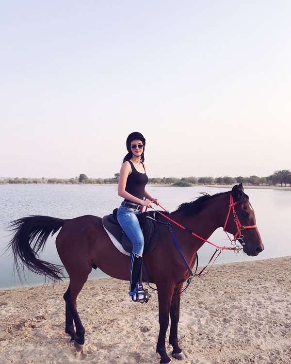 Di waktu senggangnya, Sabina mencoba naik kuda di Dubai. Cantik ya? (Instagram/@altynbekova_20)
