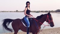 Di waktu senggangnya, Sabina mencoba naik kuda di Dubai. Cantik ya? (Instagram/@altynbekova_20)