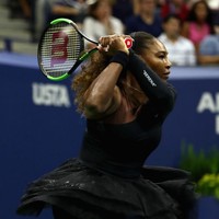 Pada laga Grand Slam yang berlangsung di Arthur Ashe Stadium, New York City, New York, AS, itu, Serena memilih kostum Nike serba hitam. Kostum tersebut dirancang khusus oleh Virgil Abloh, pendiri label Off-White sekaligus desainer koleksi busana pria Louis Vuitton. (Foto: Getty Images)