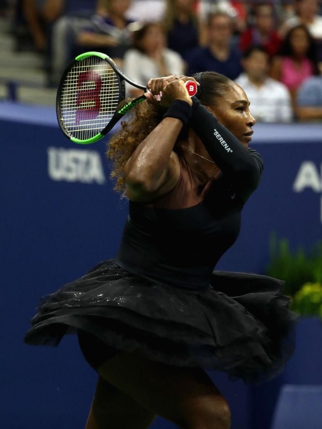 Pada laga Grand Slam yang berlangsung di Arthur Ashe Stadium, New York City, New York, AS, itu, Serena memilih kostum Nike serba hitam. Kostum tersebut dirancang khusus oleh Virgil Abloh, pendiri label Off-White sekaligus desainer koleksi busana pria Louis Vuitton. (Foto: Getty Images)