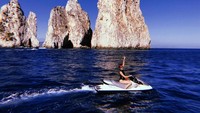 Karlie bermain jetski di Capri, Italia. (karliekloss/Instagram)
