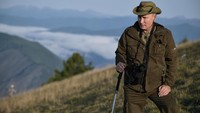 Dalam foto-foto resmi yang dirilis Kremlin, Putin terlihat mengenakan celana dan kaos warna khaki lengkap dengan topi. Dia juga terlihat membawa teropong dan tongkat pendakian. Foto: Sputnik/Alexei Nikolsky/Kremlin via REUTERS