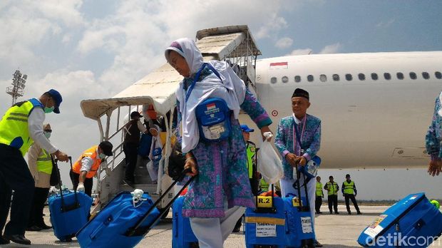 Jemaah haji Kloter 1 debarkasi Solo tiba di Indonesia. 