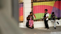 Sejumlah pedagang tampak menjual pernak-pernik Asian Games 2018 di sekitara kawasan Senayan, Jakarta, Selasa (28/8/2018).