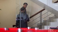Ketua Badan Anggaran DPR ini langsung masuk ke lobi dan menuju meja resepsionis. Usai menukarkan identitas dengan tanda pengenal khusus saksi berwarna merah, Azis langsung naik ke lantai atas tempat ruang pemeriksaan.