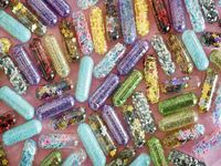 Ada-ada Saja, Orang Konsumsi Kapsul Glitter Agar Fesesnya Berkilauan