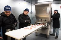 Keren! Vending Machine Ini Jual Potongan Beefsteak Segar