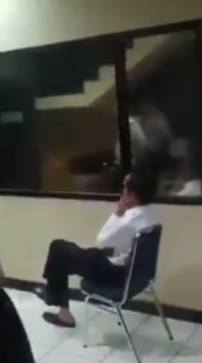 Ketika Jokowi Nobar Pertandingan Sepakbola Asian Games di Pos Polisi