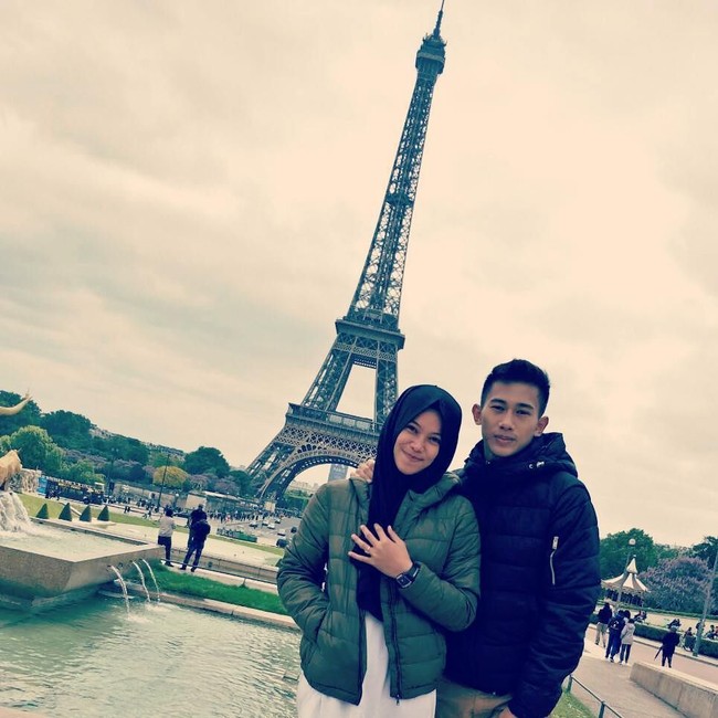 Iqbal dan Sarah saat bepergian ke Paris. Keduanya berpose di depan Menara Eiffel, Paris. Foto: Instagram