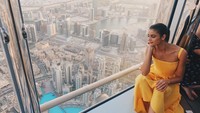 Pernah liburan ke Dubai, ini gaya Taylor saat berfoto di atas Burj Khalifa. (taylor_hill/Instagram)