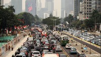 Sebagian pengendara menerobos jalur TransJakarta untuk menghindari kemacetan.