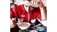 Sarapan sebelum bertanding, Aqsa memilih semangkuk sereal dengan susu putih untuk menambah energinya saat bertanding. Foto: Instagram @aqsaaswar