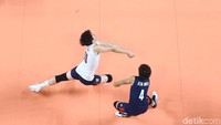Dua pemain Korsel berusaha mengembalikan bola.