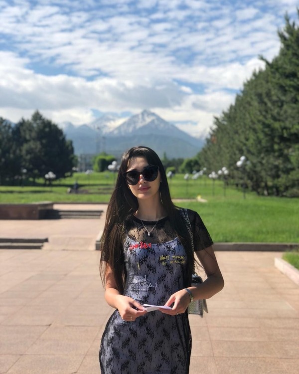 Dengan wajah cantik dan badan yang sangat aduhai, Sabina mudah saja jadi seorang model. Tapi Sabina memutuskan tetap berkarier di dunia voli. (Instagram/@altynbekova_20) Dengan wajah cantik dan badan yang sangat aduhai, Sabina mudah saja jadi seorang model. Tapi Sabina memutuskan tetap berkarier di dunia voli. (Instagram/@altynbekova_20)