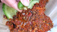 Paha ayam taliwang berlumur sambal ini paling susah ditolak, apalagi bagi pecinta makanan pedas. Beri kucuran jeruk limo dulu biar ada semburat rasa asam segar. Foto : instagram @spicyfoodid