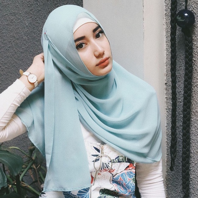 Chacha tetap memakai hijab sesuai usianya. Hijab menutup dada ala Chacha terlihat simpel dengan warna-warna cerah yang membuatnya tetap terlihat muda. Foto: Instagram/Oznapitzcha