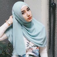 Chacha tetap memakai hijab sesuai usianya. Hijab menutup dada ala Chacha terlihat simpel dengan warna-warna cerah yang membuatnya tetap terlihat muda. Foto: Instagram/Oznapitzcha
