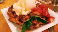 Melihat Instagramnya, ia kerap membagikan makanan kesukaannya. Salah satunya dessert cantik ini. Ya, waffle bertopping es krim dan strawberry.  Foto: Instagram @josephschooling